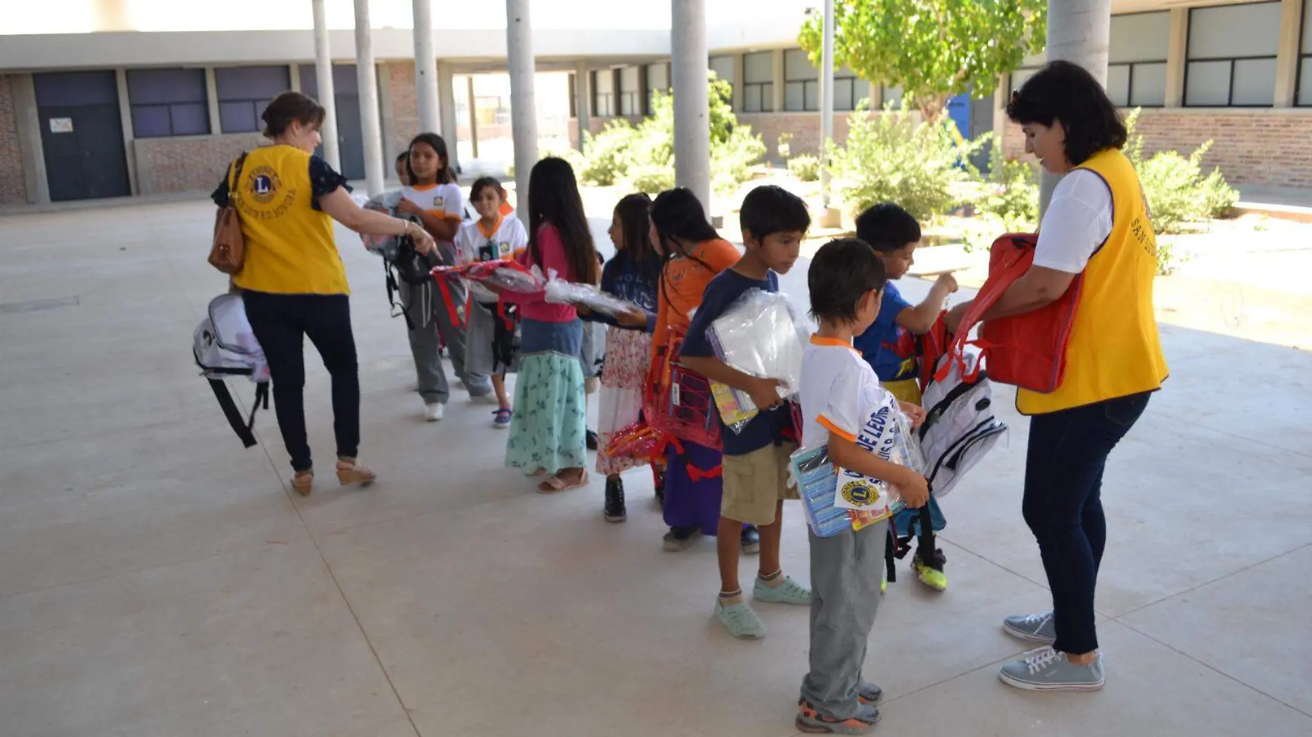 Estudiantes de primaria recibieron útiles escolares de parte de Club de Leones de San Luis